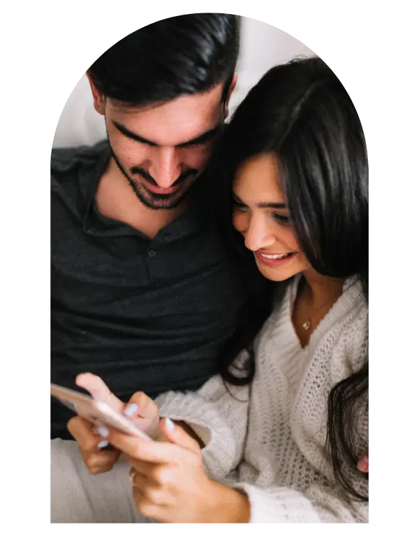 Pareja de novios revisando su invitación digital de matrimonio en el celular — Invite-me